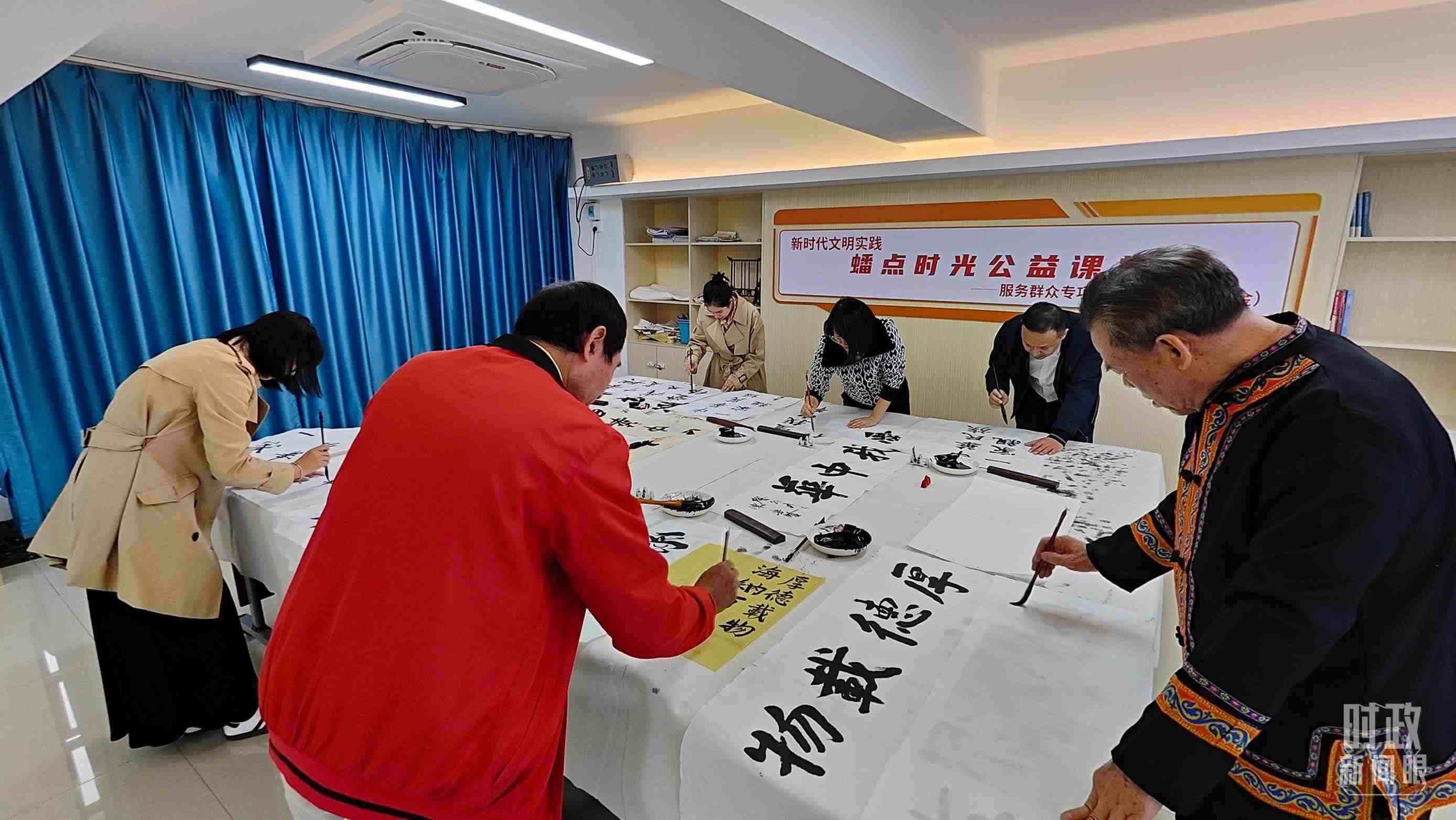 △廣西南寧市多民族社區(qū)——盤龍社區(qū)居民練習(xí)書法。（總臺央視記者楊立峰拍攝）