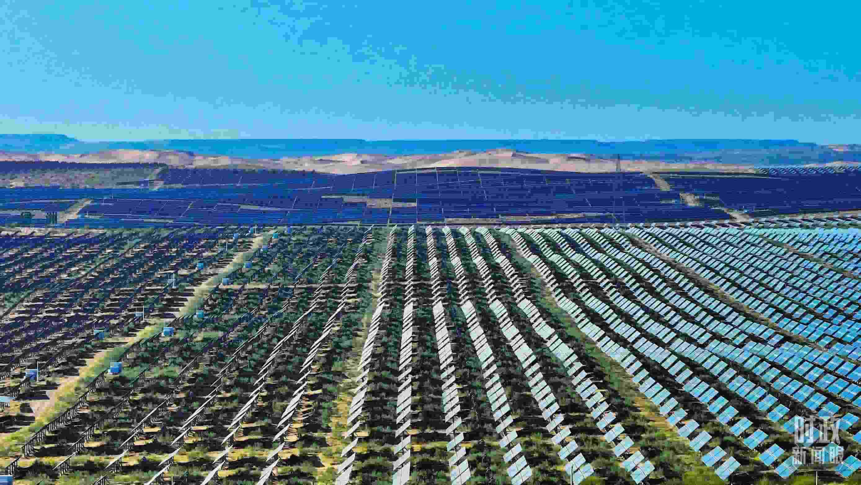 △內(nèi)蒙古鄂爾多斯，庫布其沙漠新能源基地。（圖/視覺中國）