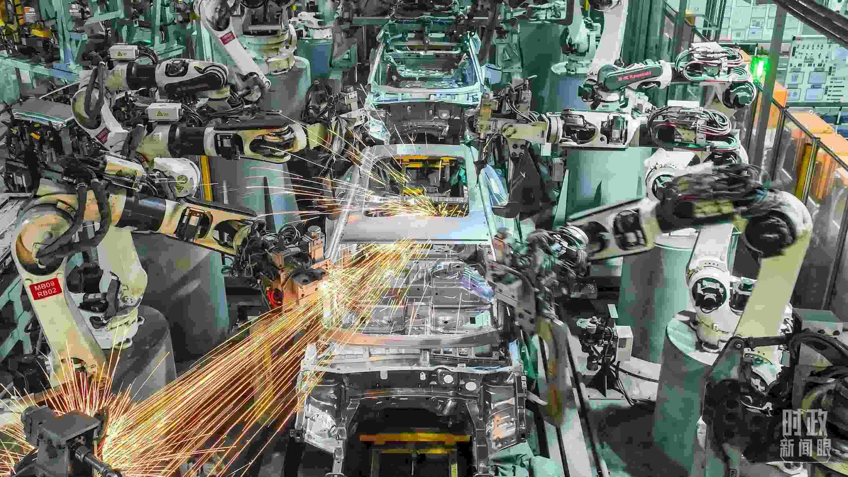  △2024年4月，重慶兩江新區(qū)的一家汽車制造企業(yè)，生產(chǎn)一派繁忙。（圖/視覺中國）