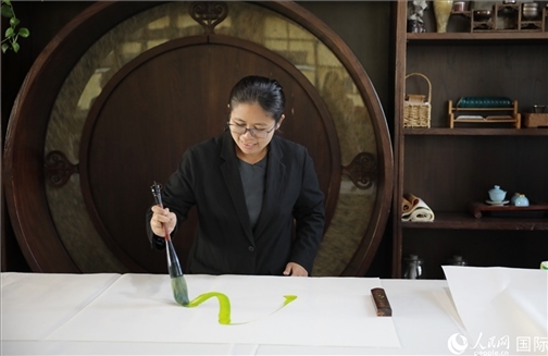 緬甸駐華大使館副館長、公使銜參贊杜欣瑪泰參加《五百筆·瀾湄合作》集體藝術創(chuàng)作。人民網王婧攝