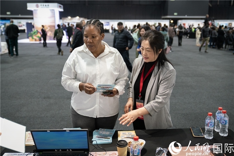 中企工作人員和當?shù)厍舐氄呓徽?。希拉茲攝