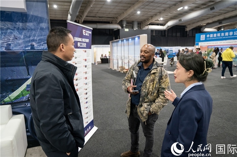 中企工作人員和當?shù)厍舐氄呓徽劇Ｏ＠潝z