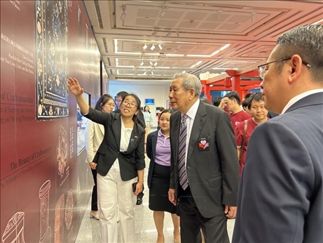 工作人員為泰國前副總理、泰中文化促進委員會主席披尼講解展覽內(nèi)容。中國駐泰國大使館供圖