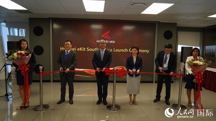 嘉賓出席華為分銷子品牌坤靈出海南非剪彩儀式。 人民網(wǎng) 劉暢攝