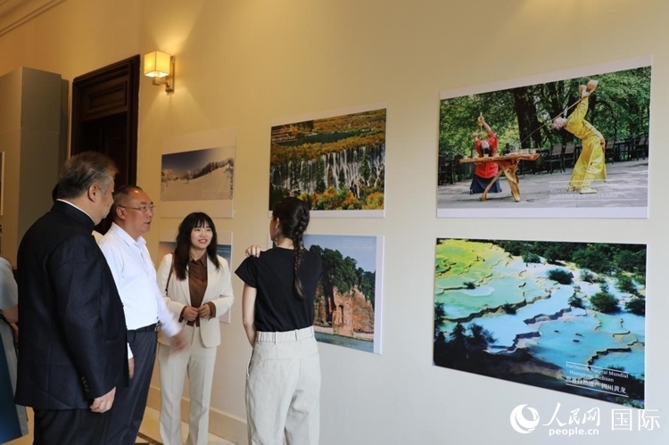 四川省文化和旅游廳副廳長王成平、墨西哥松林文化中心展覽部主任盧西亞·恩里克斯·岡薩雷斯·薩拉維亞、墨西哥中國文化中心主任石岳文參觀圖片展。拍攝者為墨西哥分社外籍雇員埃內(nèi)斯托·多明戈斯