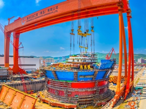 “海葵一號(hào)”通過(guò)雙龍門吊進(jìn)行總裝。侯憲鵬攝