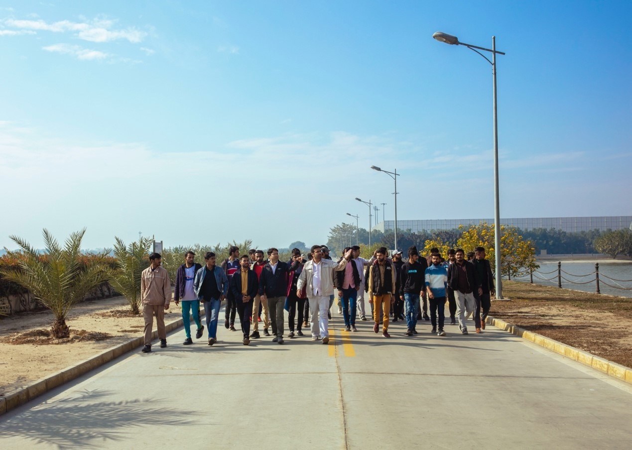 職業(yè)技校學(xué)員參觀中巴經(jīng)濟走廊薩希瓦爾電站。中國華能薩希瓦爾電站 供圖