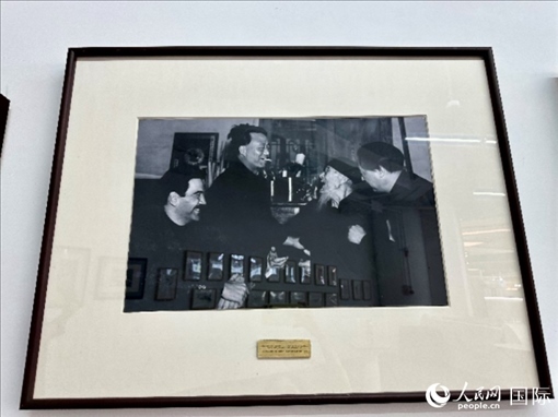 萬(wàn)徒勒里（左一）與艾青、蕭三、齊白石的老照片。人民網(wǎng)記者 周雨攝