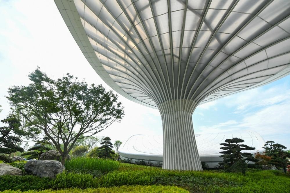 這是2024年4月22日拍攝的成都世園會(huì)主會(huì)場入口處的“芙蓉花”底部，它兼具收集雨水、循環(huán)利用的功能。新華社記者 王曦 攝