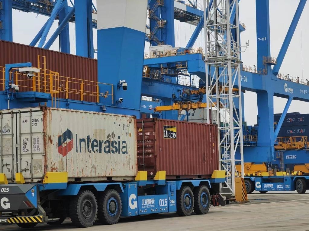 在欽州自動化集裝箱碼頭，智能導(dǎo)引運輸車在運送集裝箱。新華社記者趙歡 攝