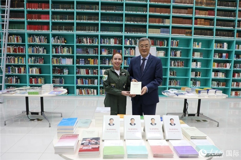 授課后，中國駐巴西大使祝青橋向巴西高等防務學院圖書館捐贈了150本書籍。圖為祝青橋和巴西高等防務學院院長卡拉·利里奧·馬丁斯在圖書捐贈儀式上。 人民網記者 陳一鳴攝