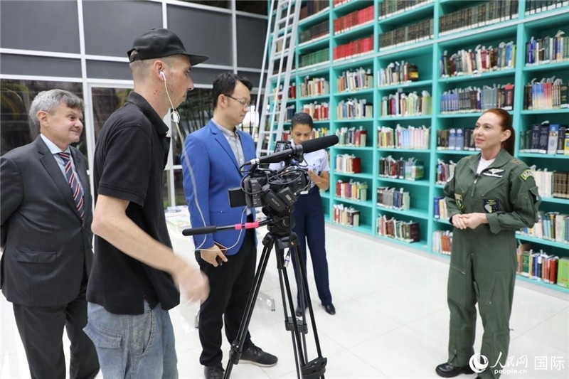 巴西高等防務學院院長卡拉·利里奧·馬丁斯接受了人民網的視頻采訪。 人民網記者 陳一鳴攝