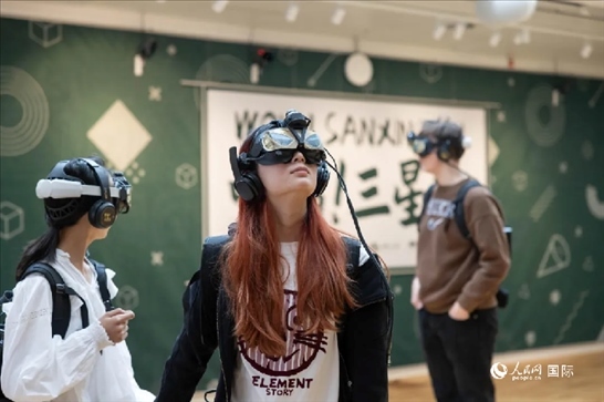 體驗(yàn)三星堆VR文化。中國(guó)駐瑞典大使館供圖