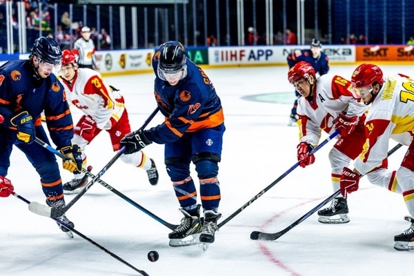 雙方球員爭(zhēng)搶。圖片來(lái)源：國(guó)際冰聯(lián)