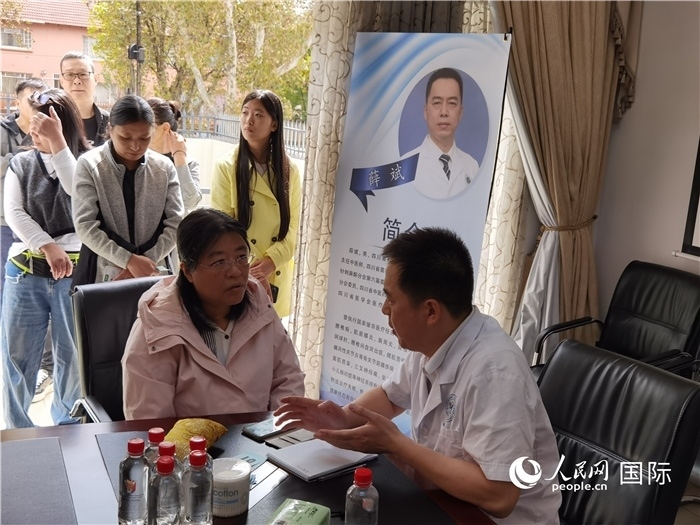 中醫(yī)專家為當(dāng)?shù)厝A僑華人提供中醫(yī)咨詢和診療服務(wù)。 （本報(bào)記者 楊謳 攝）