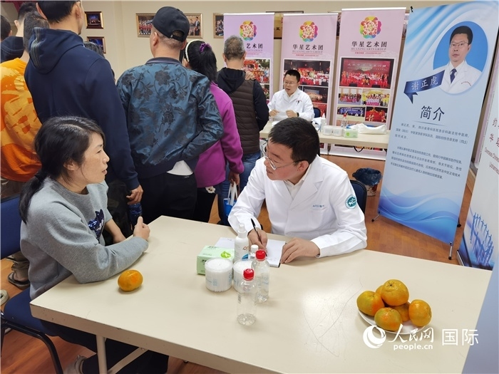 中醫(yī)專家為當(dāng)?shù)厝A僑華人提供中醫(yī)咨詢和診療服務(wù)。 （本報(bào)記者 楊謳 攝）