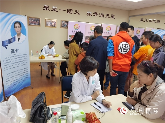 中醫(yī)專家為當(dāng)?shù)厝A僑華人提供中醫(yī)咨詢和診療服務(wù)。 （本報(bào)記者 楊謳 攝）