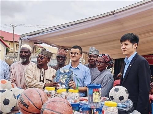 中尼友誼示范校物資捐贈(zèng)。駐尼日利亞使館供圖