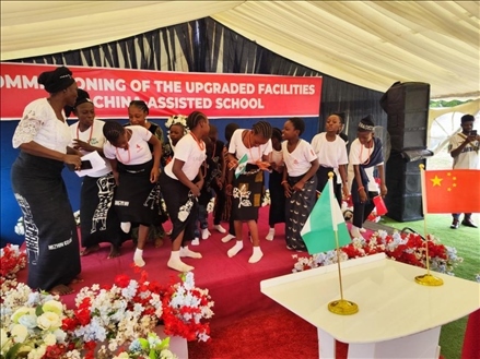 師生們載歌載舞。駐尼日利亞使館供圖