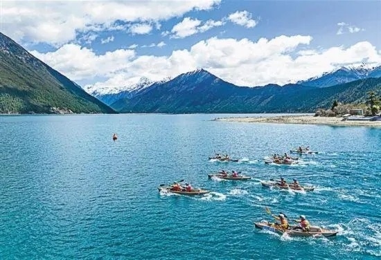 2024年4月20日，2024年巴松措國際漂流公開賽的選手在比賽中。 新華社記者 孫非攝