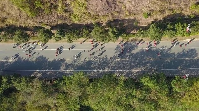 1月6日，健身愛好者在徒步活動(dòng)中（無人機(jī)照片）。新華社記者 黃國保攝