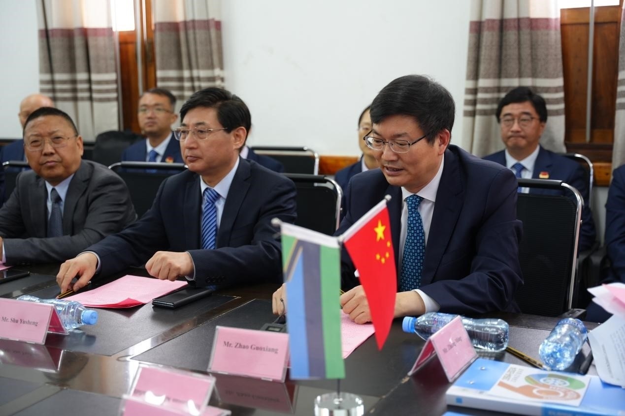 揚(yáng)州市衛(wèi)健委黨委書記趙國祥在衛(wèi)生部捐贈儀式上發(fā)言。中國援桑醫(yī)療隊(duì)供圖