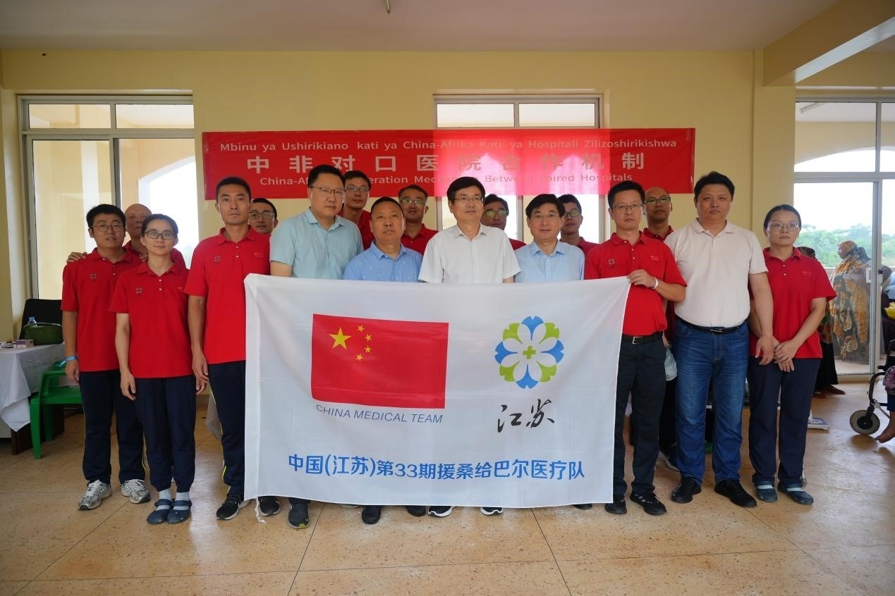 揚(yáng)州市衛(wèi)健系統(tǒng)代表團(tuán)和醫(yī)療隊(duì)在義診現(xiàn)場合影。中國援桑醫(yī)療隊(duì)供圖