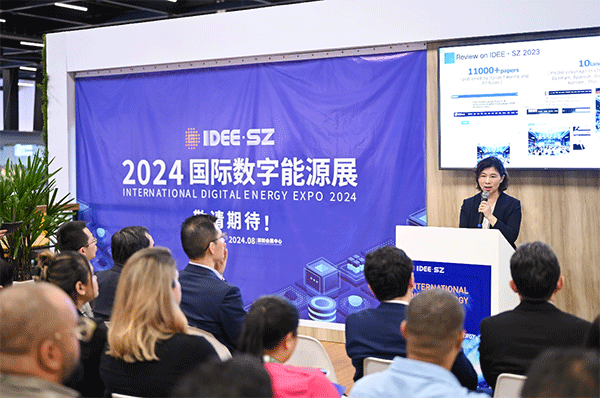 當(dāng)?shù)貢r(shí)間4月26日，深圳市發(fā)展和改革委員會(huì)主任郭子平在巴西圣保羅國(guó)際工程機(jī)械及礦山機(jī)械展上，對(duì)將于今年下半年在深圳市舉辦的2024國(guó)際數(shù)字能源展進(jìn)行了專題推介。 2024國(guó)際數(shù)字能源展組委會(huì)供圖