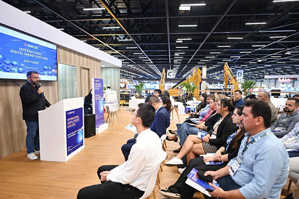 當(dāng)?shù)貢r(shí)間4月26日，深圳市發(fā)展和改革委員會(huì)在巴西圣保羅國(guó)際工程機(jī)械及礦山機(jī)械展上舉行專題推介會(huì)，介紹將于今年下半年在深圳市舉辦的2024國(guó)際數(shù)字能源展。 2024國(guó)際數(shù)字能源展組委會(huì)供圖