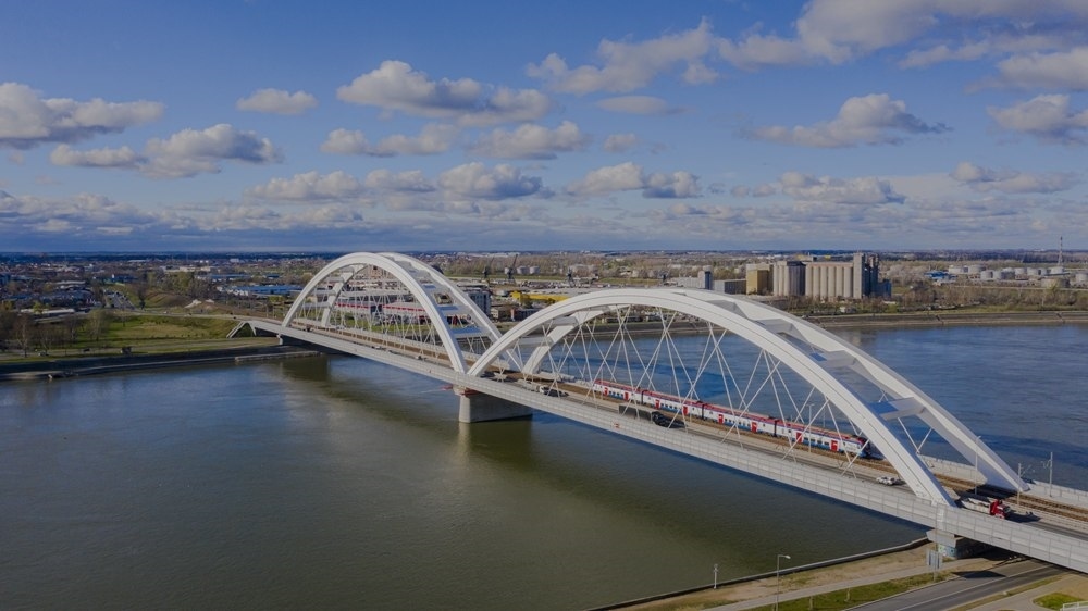 2024年3月12日，一列火車運行在匈塞鐵路塞爾維亞境內(nèi)貝諾段諾維薩德多瑙河大橋上（無人機照片）。新華社發(fā)（任衛(wèi)云攝）