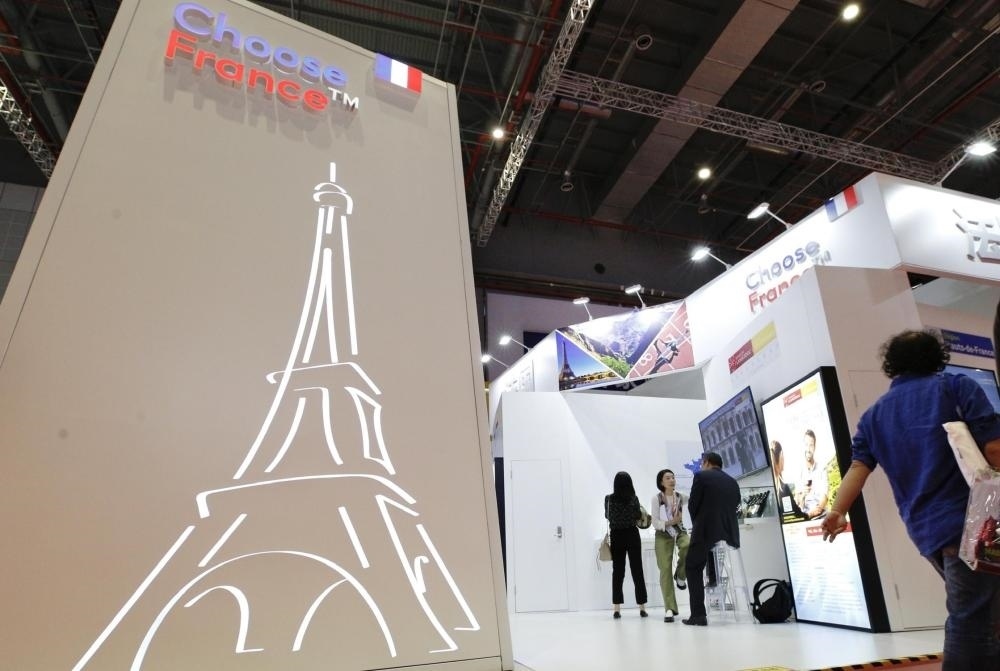 2019年11月5日，第二屆中國國際進口博覽會在上海國家會展中心開幕。這是參觀者走過法國國家館。新華社記者 張玉薇 攝