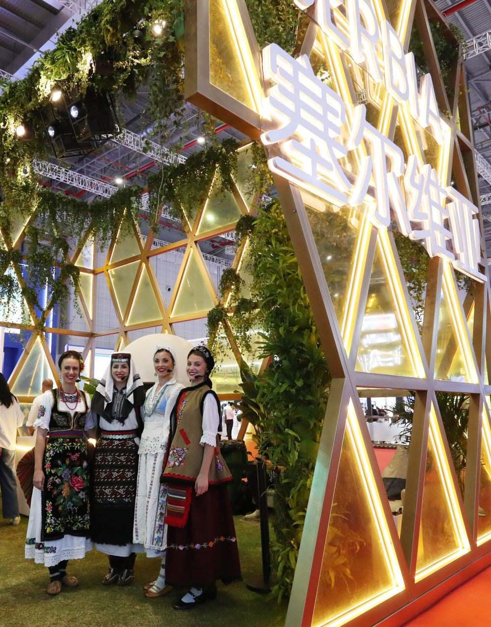 2023年11月6日，身著傳統(tǒng)服飾的演職人員在上海進博會國家展塞爾維亞展臺迎接參觀者。第六屆進博會國家展全面恢復線下舉辦，洪都拉斯、塞爾維亞、越南、南非、哈薩克斯坦作為本屆進博會主賓國在國家展亮相。新華社記者 方喆 攝