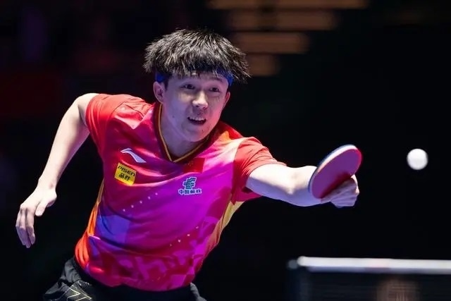 2024年4月15日，王楚欽在澳門(mén)世界杯比賽中回球。新華社記者 張金加攝