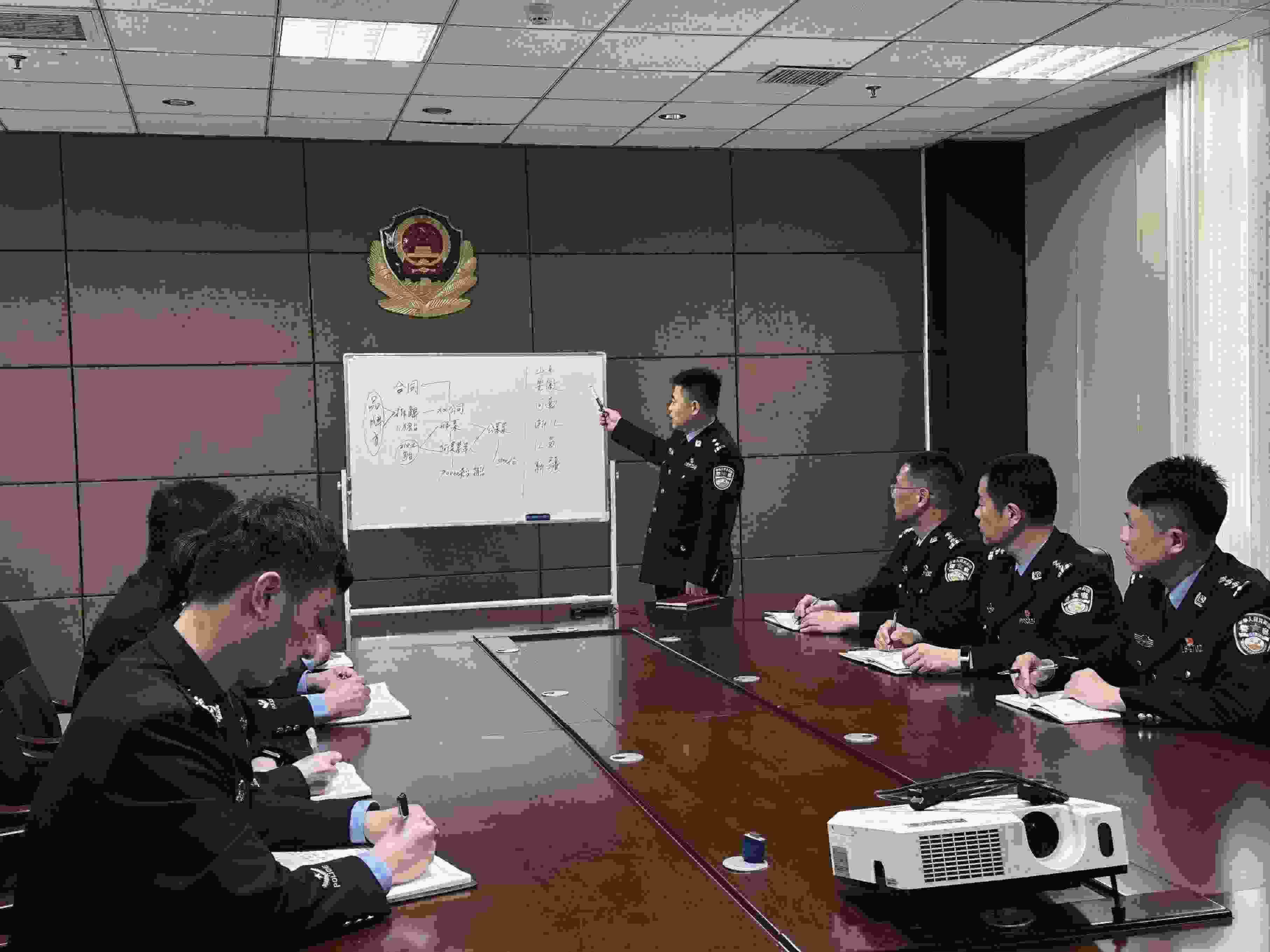 專案組辦案民警介紹案情。人民網(wǎng)記者 郝萍攝