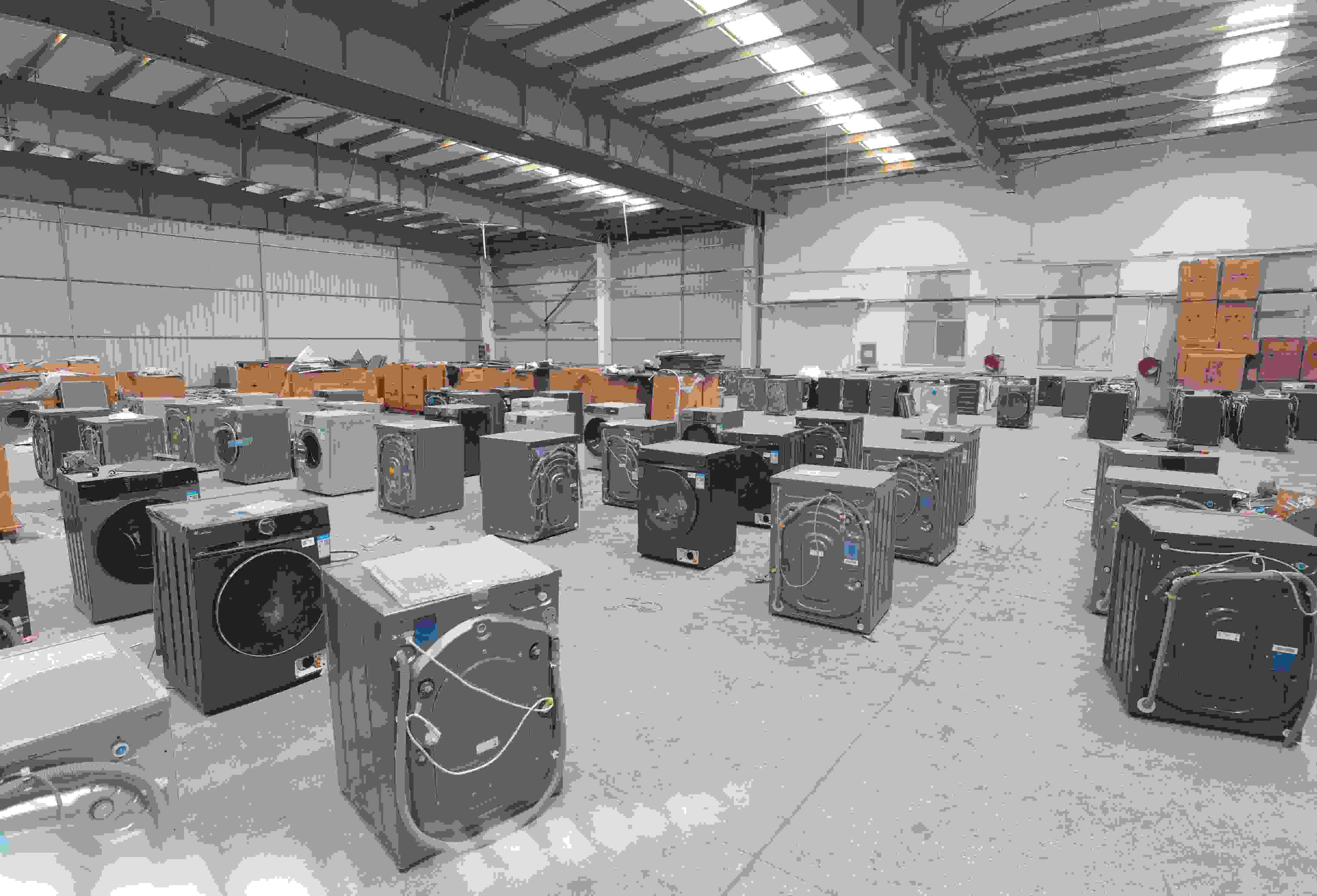 專案組民警查扣涉案場(chǎng)所及假冒知名品牌洗衣機(jī)。巨野警方供圖