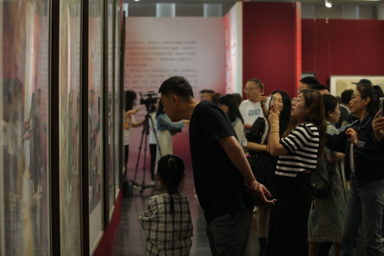 嘉賓及教研員、教師代表參觀展覽。主辦方供圖