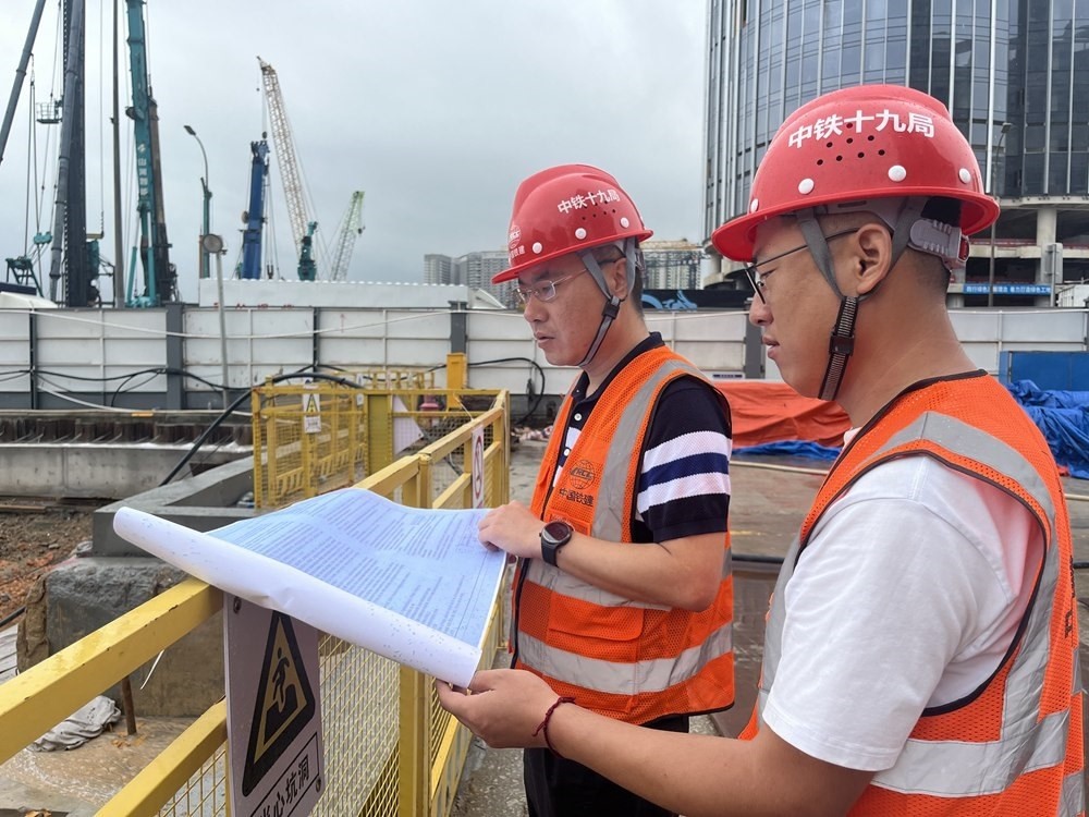 2024年4月26日，深圳市五一勞動(dòng)獎(jiǎng)?wù)芦@得者、中鐵十九局軌道公司項(xiàng)目副經(jīng)理夏荔（左）在穗莞深城際鐵路前皇段皇崗口岸站建設(shè)現(xiàn)場(chǎng)忙碌。新華社發(fā)