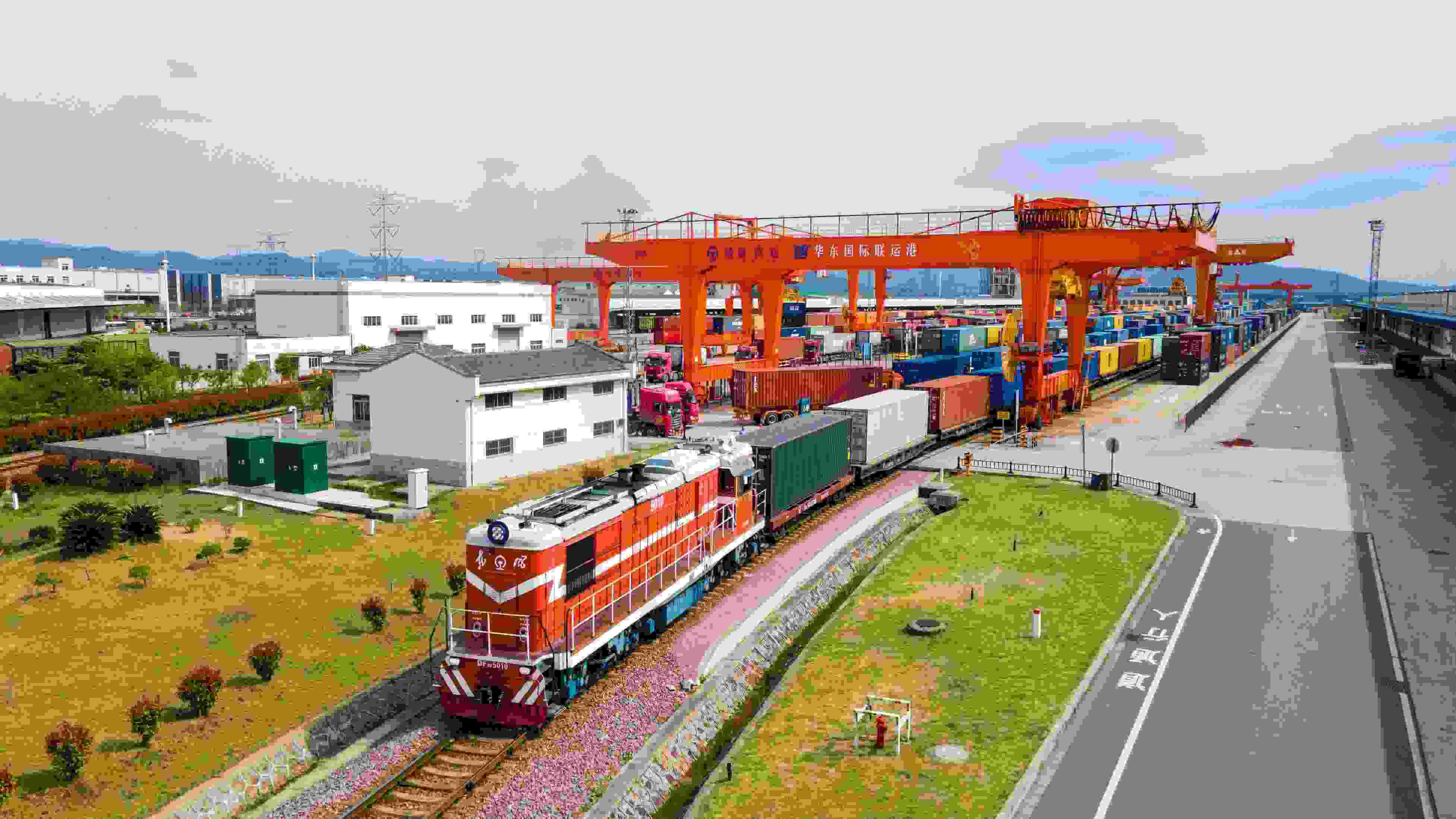 △2024年4月1日，浙江省金華華東國際聯(lián)運(yùn)港，一列中歐班列裝載110個(gè)標(biāo)箱日用百貨、電動(dòng)工具、機(jī)械裝備等貨物從鐵路金華南貨場啟程駛往匈牙利布達(dá)佩斯。