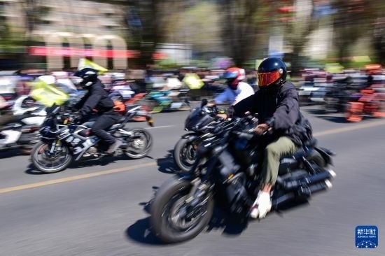 這是4月30日在新疆烏魯木齊市舉行的巡游活動上拍攝的摩托機車方陣。