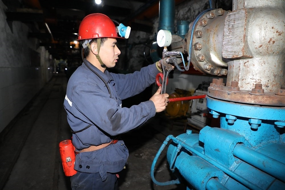 2024年4月30日，冀中能源峰峰集團(tuán)新屯礦機(jī)電區(qū)副區(qū)長(zhǎng)顧博在井下泵房檢修水泵。新華社發(fā)