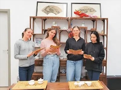 匈中雙語學(xué)校的學(xué)生胡靈月(左一)、宋智孝(右二)學(xué)習(xí)中國茶文化。