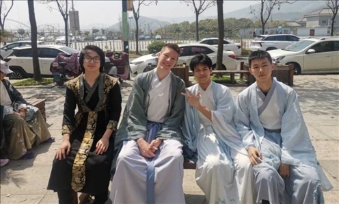 匈牙利學(xué)生與襄陽三十六中學(xué)生友好交流。