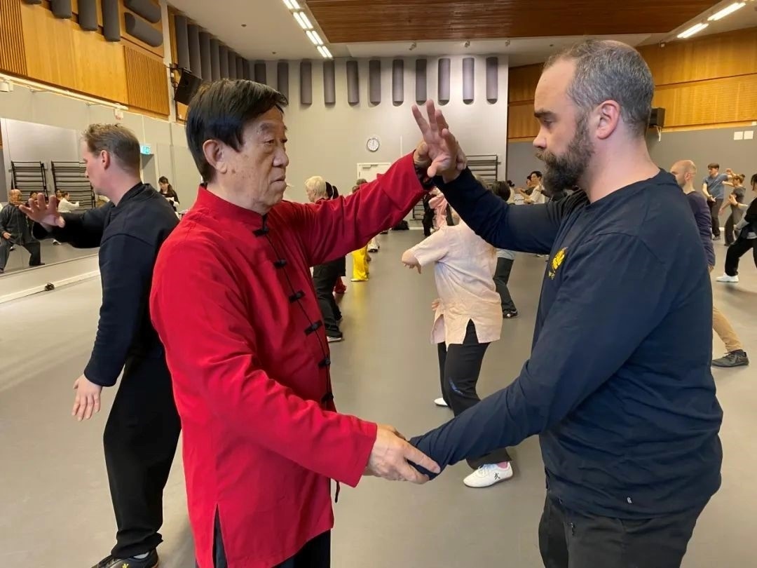 陳正雷老師親自示范指導(dǎo)。斯德哥爾摩中國(guó)文化中心供圖