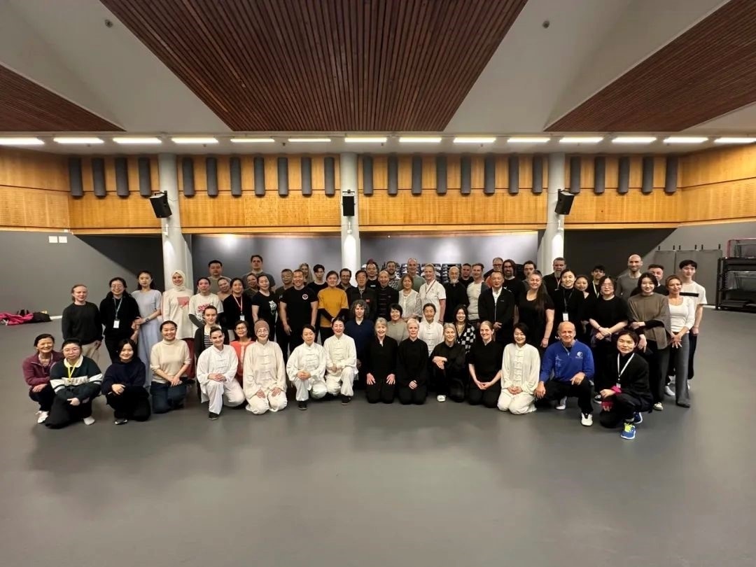 陳正雷老師與培訓(xùn)班全體學(xué)員合影留念。斯德哥爾摩中國(guó)文化中心供圖