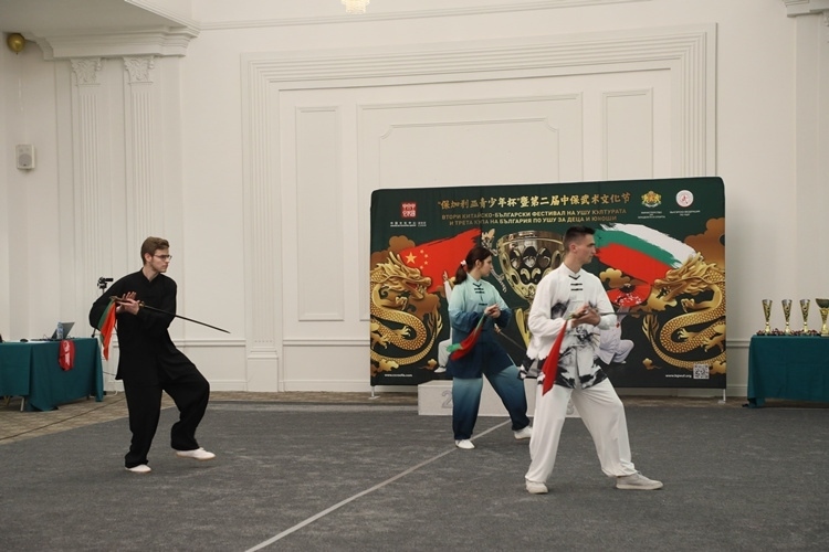 武術(shù)愛好者現(xiàn)場(chǎng)表演。索非亞中國文化中心供圖