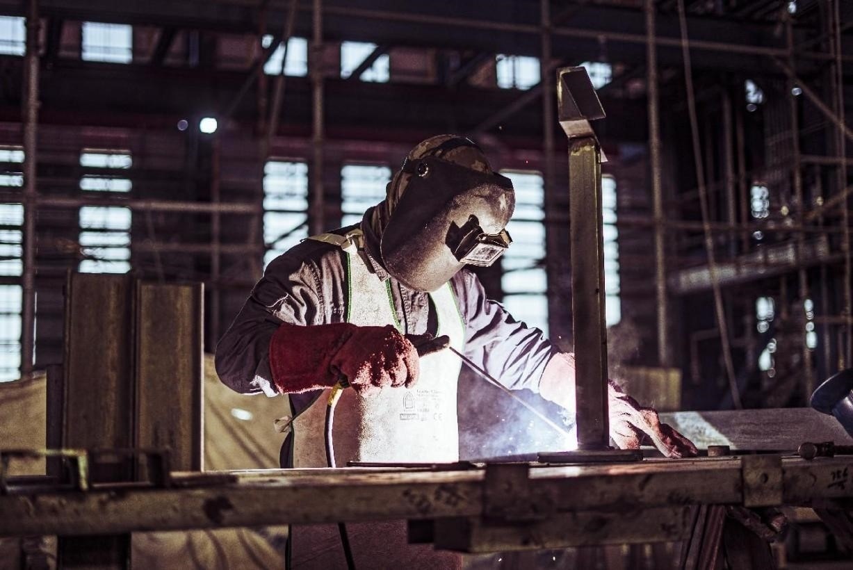 工人在沙特國王港項目現(xiàn)場進行焊接操作。山東電建供圖