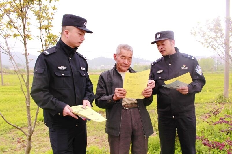 向村民宣傳反詐知識。