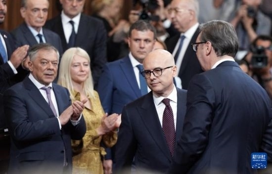  5月2日，在塞爾維亞貝爾格萊德，新一任政府總理武切維奇（中）出席就職儀式。新華社發(fā)（普雷德拉格·米洛薩夫列維奇攝）