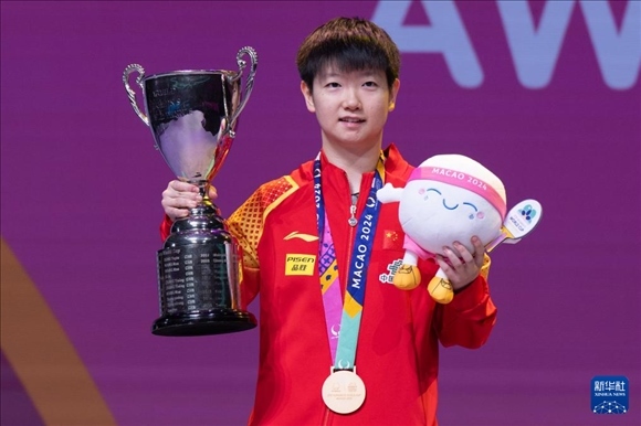 2024年4月21日，在2024年澳門國(guó)際乒聯(lián)女子世界杯決賽中，孫穎莎奪得冠軍。圖為孫穎莎在頒獎(jiǎng)臺(tái)上。新華社記者 張金加 攝