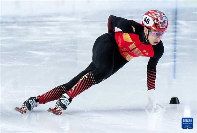 2024年2月18日，第十四屆全國(guó)冬季運(yùn)動(dòng)會(huì)短道速滑（公開組）男子1000米決賽，孫龍奪得冠軍，圖為吉林隊(duì)選手孫龍?jiān)诒荣愔?。新華社記者 李博 攝